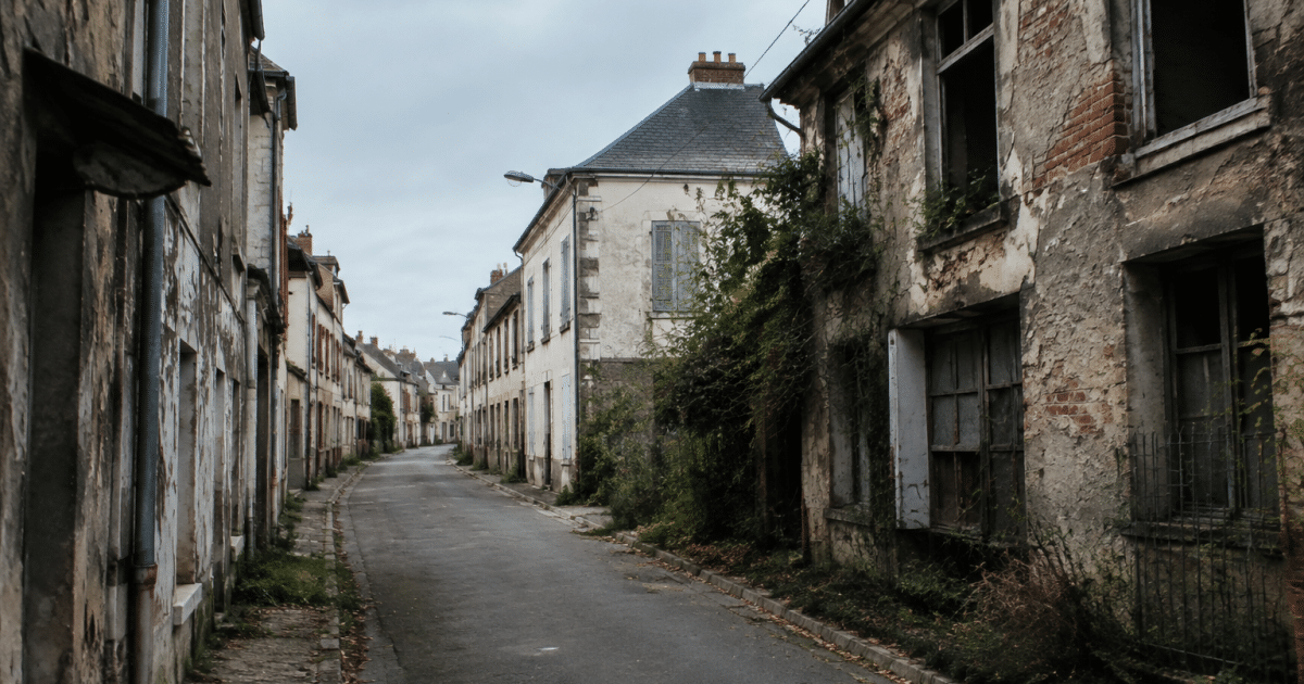 Rues desertes de Coulommiers avec facades usees et batiments abandonnes
