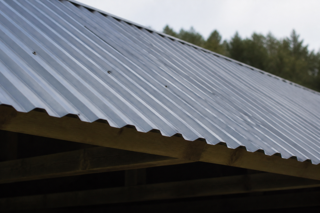 Feuilles metalliques ondulees grises installes sur charpente