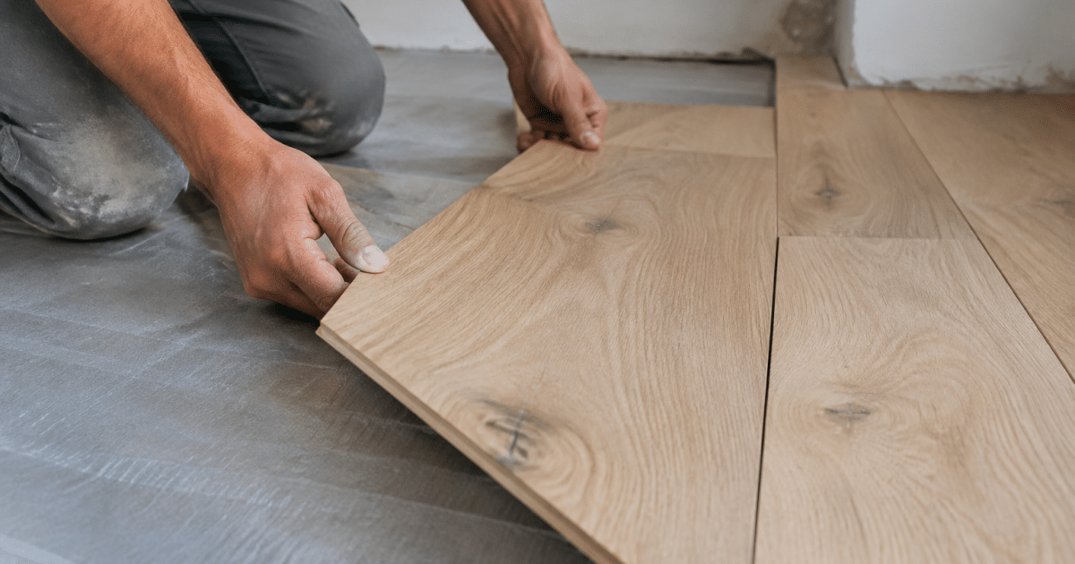 Mains posant des planches bois sur sous-couche grise