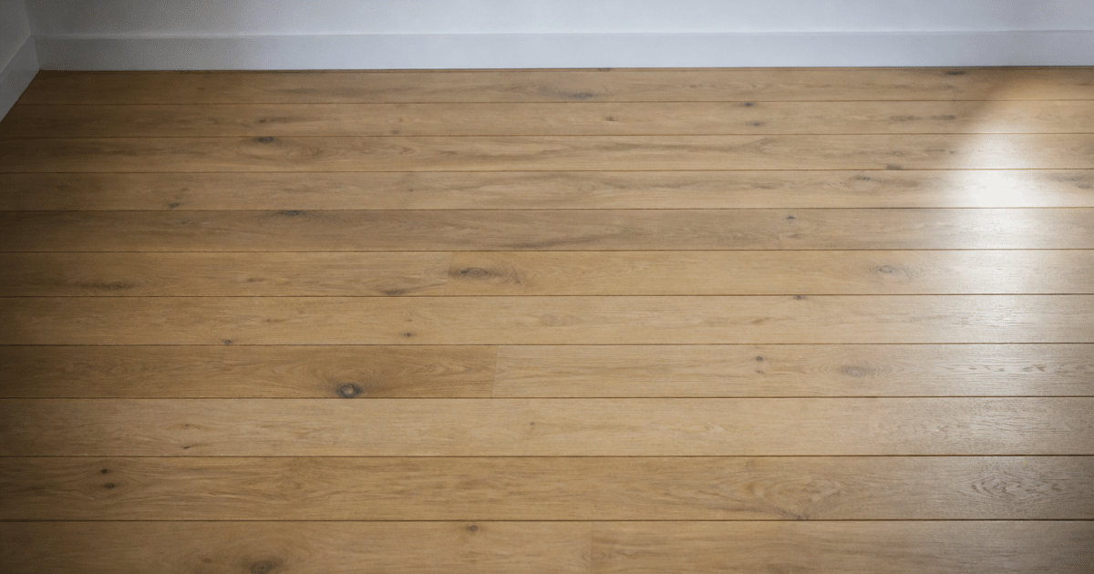 Lames de parquet alignees horizontalement posees cote a cote