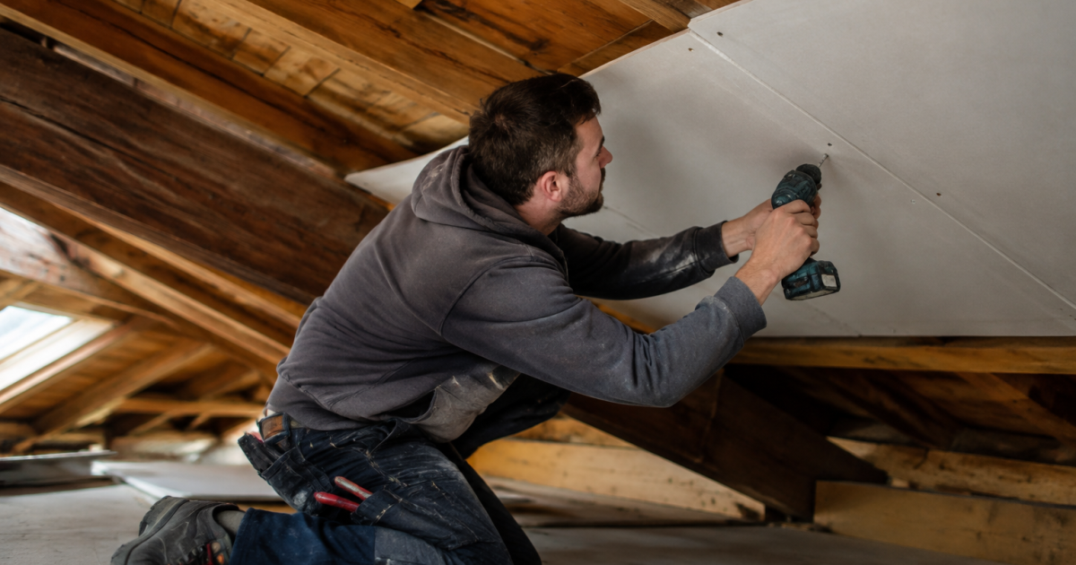 Ouvrier fixe panneau plafond espace bas combles bois