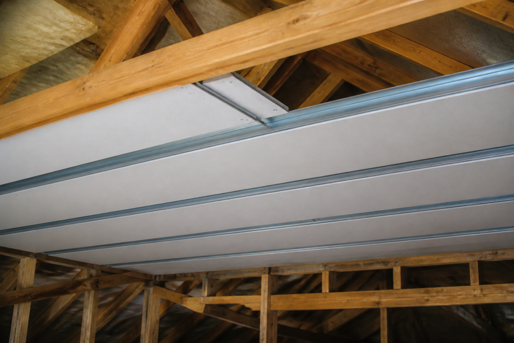 Plaques de gypse fixees sur rails metalliques en grenier