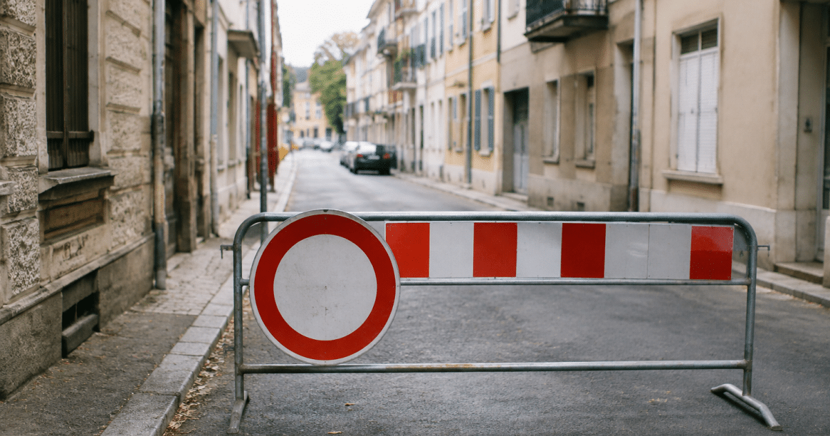 Rue urbaine délimitée par panneau d'avertissement rouge blanc