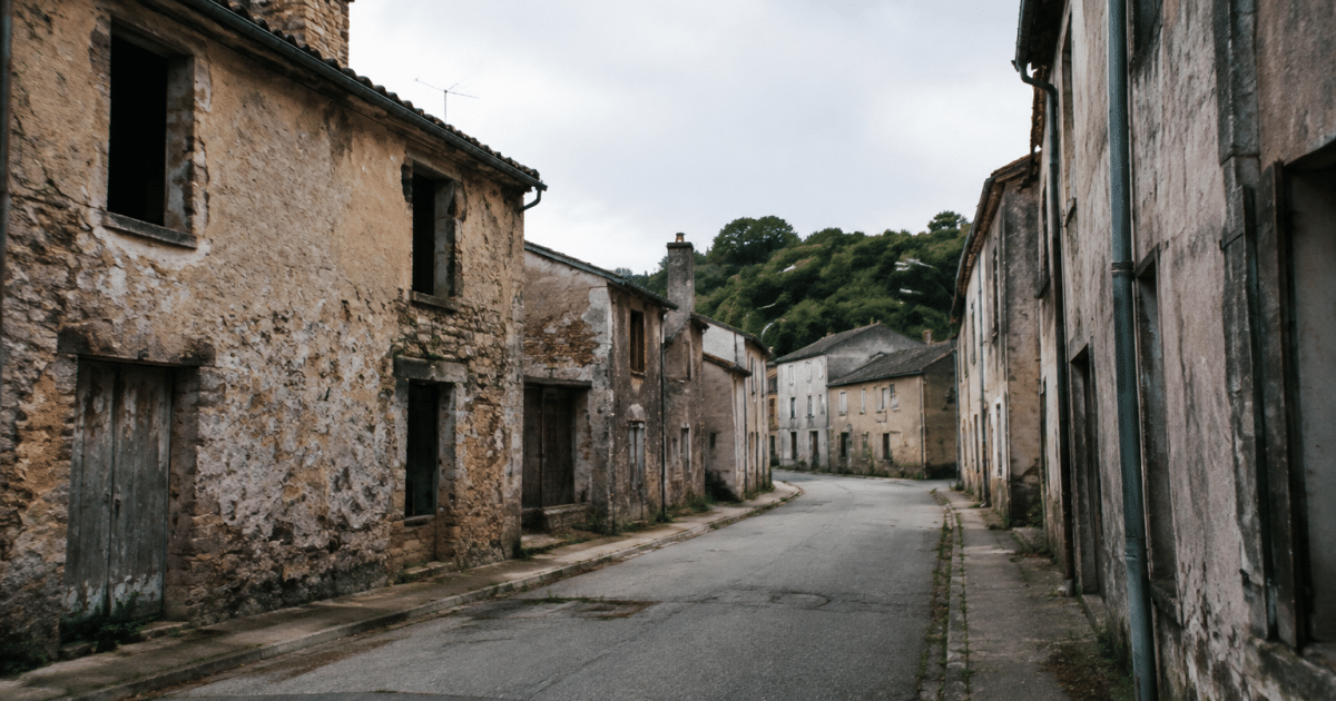 Rues degradees avec batiments vides et delabre a Montrevault