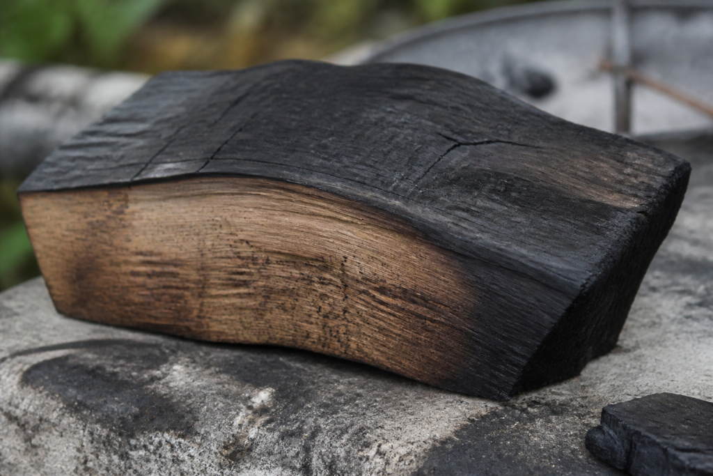 Section de bois se deformant par chaleur intense