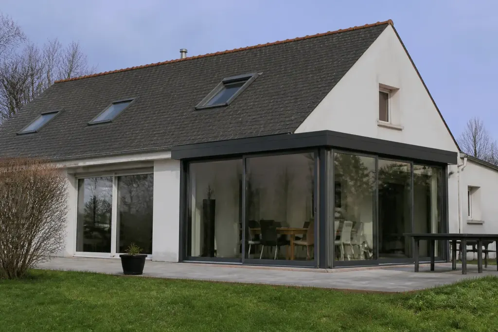Maison individuelle avec veranda vitree et facade claire