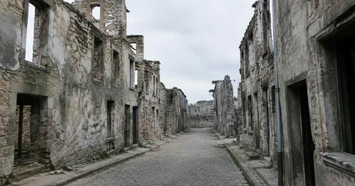 Rue pavee vide flanquee de facades grises en ruines